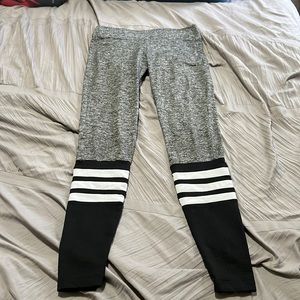 Bombshell Original sock legging, color black and white.